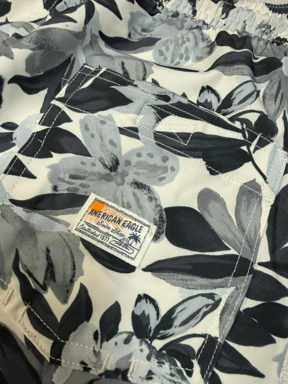 American Eagle Black and Gray Floral Flex Swim 5” Trunks NWT